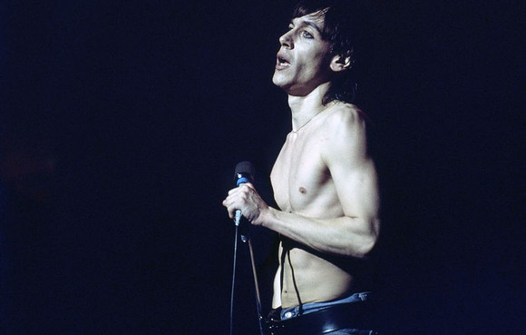 igpo 001 - Iggy Pop performing in the Newcastle upon Tyne City Hall in 1977